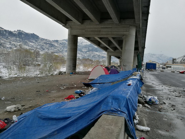 Ventimiglia: ancora 100 migranti al freddo sotto il cavalcavia, ma non vogliono andare al Campo Roya (Foto)