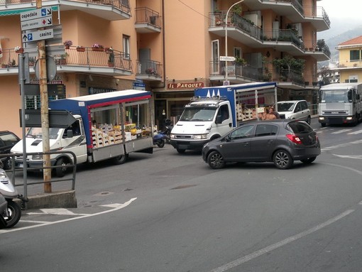 Sanremo: 'melonaro' multato e merce sequestrata dai Vigili ieri sera in via Zefiro Massa