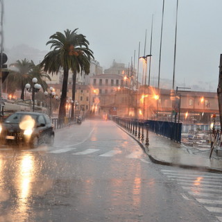 Maltempo da stasera sul ponente ligure: in attesa dell'allerta previsioni meno allarmanti ma piogge fino a giovedì