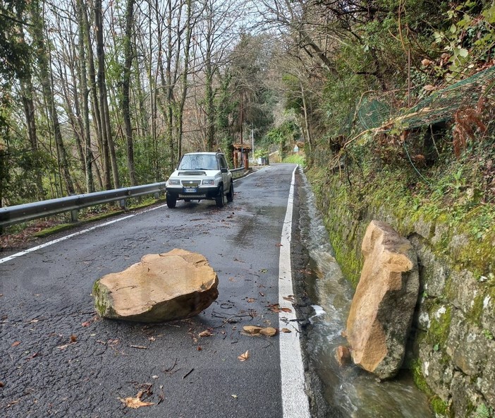 Maltempo sulla provincia: altri massi cadono sulla strada tra Sanremo e San Romolo (Foto)