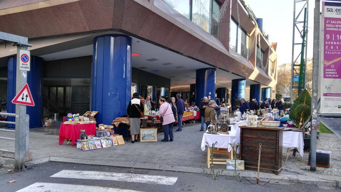 Sanremo: tanta gente, tra residenti e turisti al mercatino dell'antiquariato di Natale al Palafiori