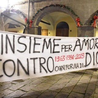 Badalucco: in 500 nonostante il freddo pungente 'Nel buio del silenzio' per il 'No' alla diga (Foto e Video)