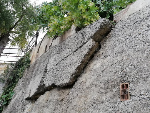 Ventimiglia: a rischio cedimento i muri dell'ex scuola di San Lorenzo, l’Amministrazione risponde al comitato di quartiere (Foto)