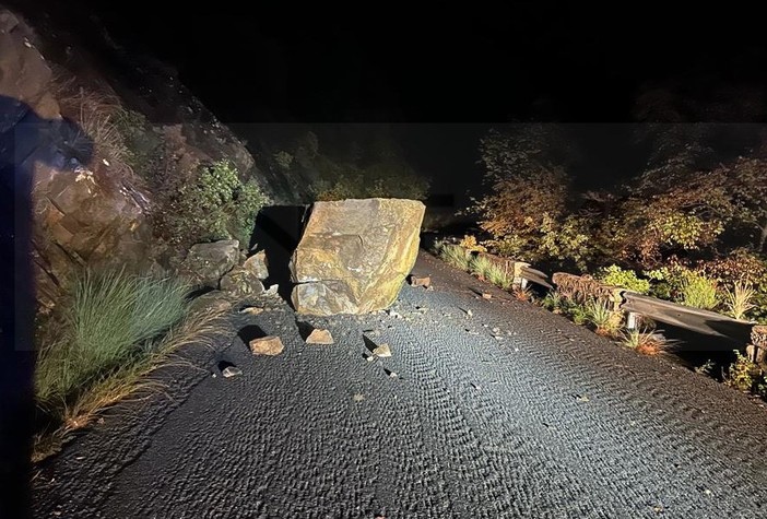 Montalto Carpasio: senso unico alternato sulla SP 21 dove ieri sera è caduto un grosso masso