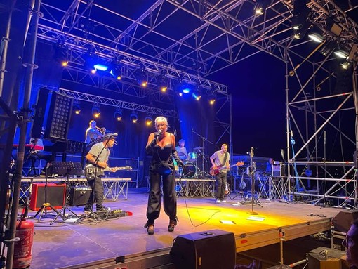 Diano Marina: in tanti ieri sera al Molo delle Tartarughe per il concerto 'Notte bianca' con Malika Ayane (Foto)