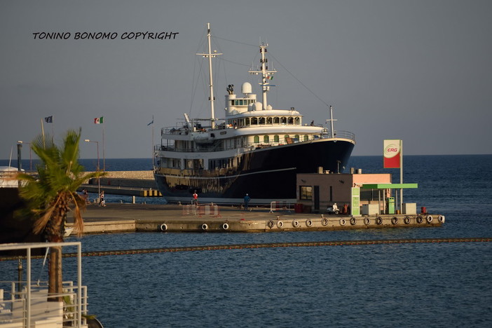 Sanremo: da due giorni in rada, ha fatto manovra oggi in porto il maxi yacht blu (Foto)