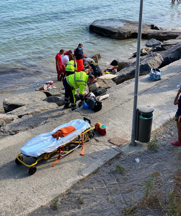 Sanremo: malore in spiaggia per una donna all'Imperatrice, portata in ospedale in gravi condizioni (Foto)