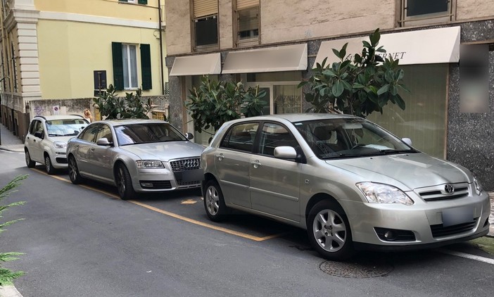 Sanremo: macchine in sosta per giorni e giorni sul 'carico e scarico', lettore chiede maggiori controlli (Foto)