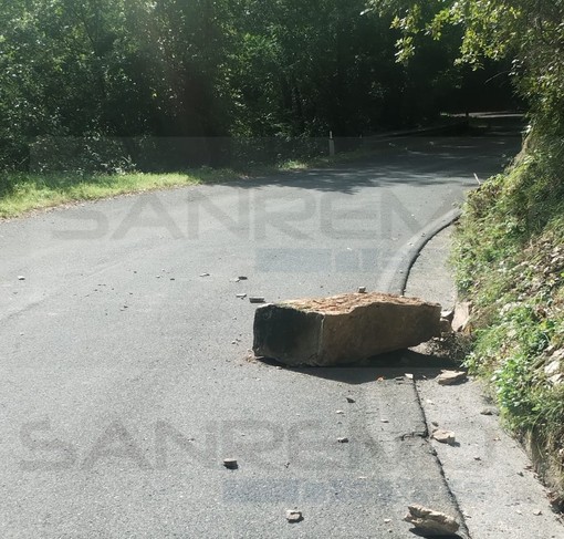 Carpasio: grosso masso cade sulla Provinciale 548 della Valle Argentina, prestare la massima attenzione (Foto)