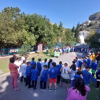 Il Lions Club Ventimiglia pianta un mandarino nel giardino della primaria 'Biancheri'