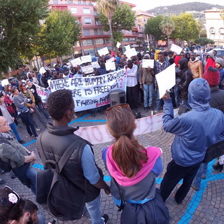 Ventimiglia: città e caselli autostradali presidiati dalle forze dell'ordine, iniziata la manifestazione dei 'No Border' (Foto e Video)