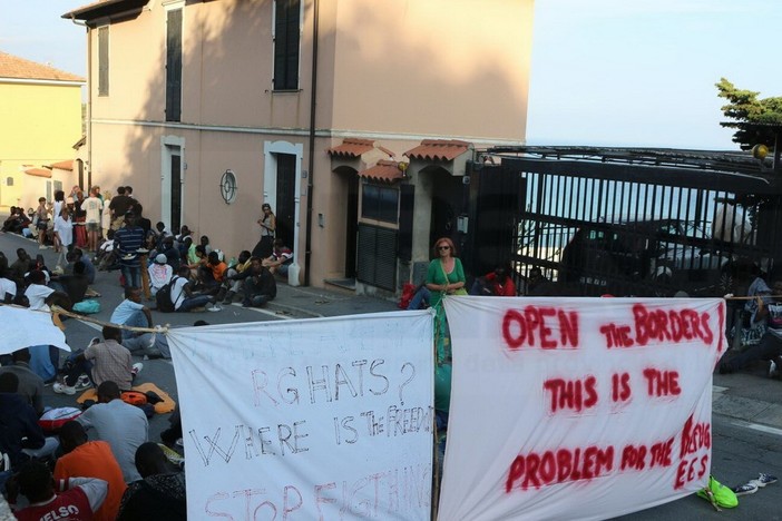 Ventimiglia: la Caritas 'convince' i migranti a lasciare corso Toscanini, ed a tornare alla chiesa di Sant'Antonio