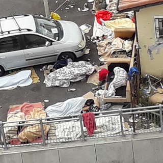 Ventimiglia: migranti accampati nella zona della Caritas, le invettive dei residenti contro chi non vuole il centro