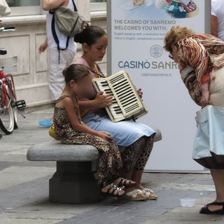 Sanremo: mendicanti in giro per la città, una lettrice &quot;Bravo Sindaco, continui così!&quot;