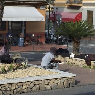 Ventimiglia: un'ottantina di migranti sulle aiuole di fronte alla stazione, sembra di tornare indietro di due anni