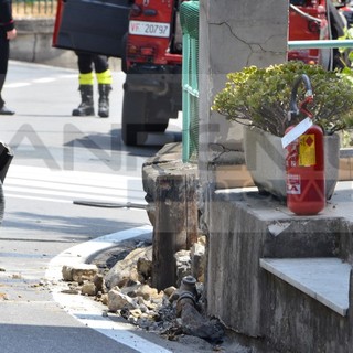 Sanremo: auto rompe una condotta del gas uscendo fuori strada, corso Inglesi chiusa per un'ora vicino ai Carabinieri