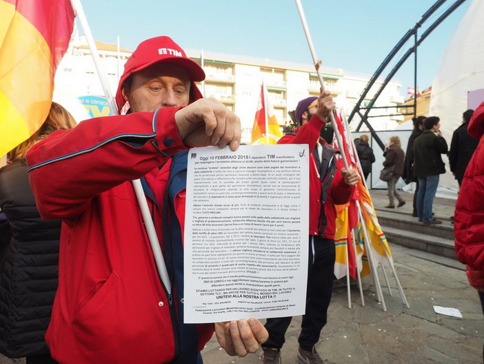 #Sanremo2018: come lo scorso anno monta la protesta dei dipendenti Tim in piazza Colombo (Foto e Video)