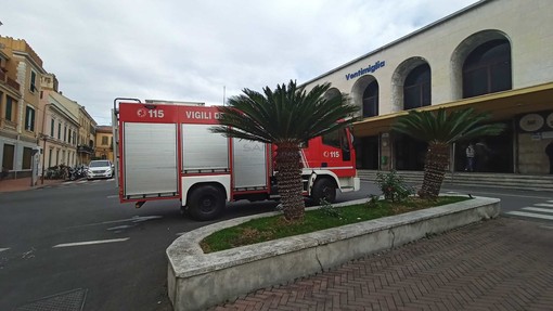 Ventimiglia, odore di bruciato dalla carrozza di un treno: intervento di vigili del fuoco e Polfer alla stazione