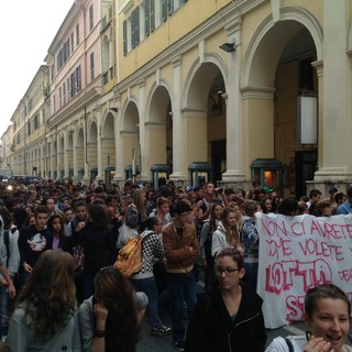 Imperia: Studenti e Prof. in piazza per dire No ai tagli annunciati dal Governo Monti