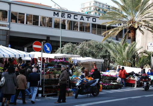 Sanremo: mercato di piazza Eroi al sabato, per ora si prolunga solo fino alle 14