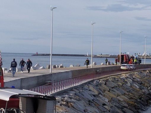 Imperia: malore mentre passeggia sul molo di Oneglia, uomo cade sugli scogli e muore (Foto e Video)