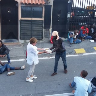 Ventimiglia: arriva un pentolone di pasta per i migranti di corso Toscanini, intanto si prepara un'altra notte in strada per 200