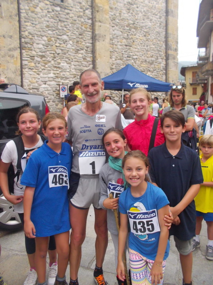 Gruppo di bambini di Sanremo in gara insieme al campione di ultramaratona Marco Olmo