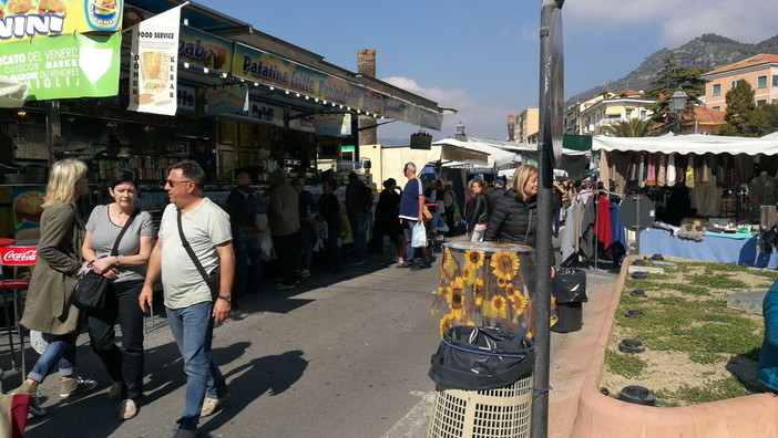 Ventimiglia: mercato del venerdì, migranti, Bolkestein e turismo. La voce degli ambulanti fra problemi e proposte per una città migliore (Video interviste)