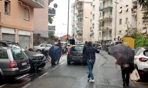 Sanremo: auto parcheggiata in via Galileo Galilei blocca il passaggio al bus, strada bloccata (Foto)