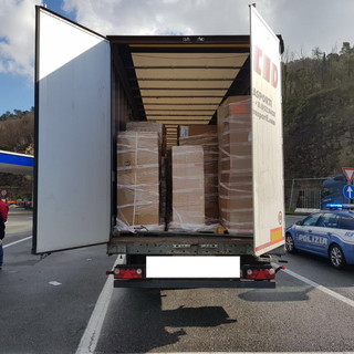 Si nascondono in un tir a Ventimiglia sperando di espatriare in Francia ma finiscono in Valle D'Aosta