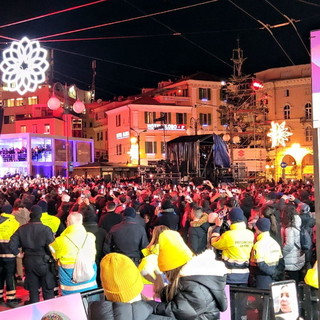 Festival di Sanremo 2023: giovani e meno giovani entusiasti per i concerti in piazza Colombo (Video)