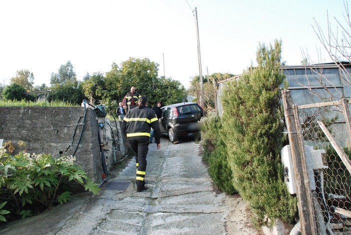 Sanremo: auto bloccata in strada Borgo Ponente, intervento dei Vigili del Fuoco