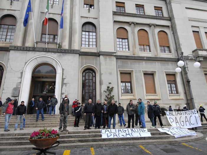 Imperia: ecco la protesta degli operai davanti al Comune