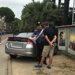 Sanremo: auto svizzera sulla pista ciclabile di fronte al Morgana, un parcheggio non molto elvetico