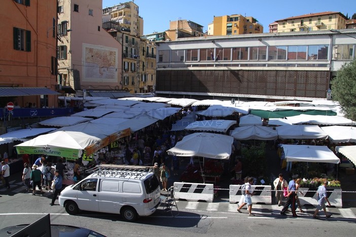 Dalla Francia parte la lotta alla contraffazione: intanto un articolo dalla Costa Azzurra getta fango sul mercato di Sanremo