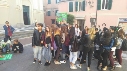 Imperia: manifestazione degli studenti contro la riforma della 'Buona scuola' proposta dal Governo Renzi (Foto e Video)