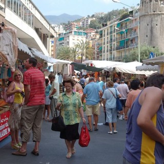 Sanremo: domani mercato settimanale fino alle 19. Orario continuato per i negozi di via Pietro Agosti