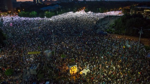 La manifestazione di Bucarest (foto Repubblica)