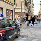 I venditori abusivi all'incrocio tra via Roma e via Escoffier
