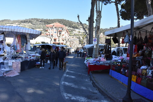 Ventimiglia: venerdì 'triste' per il mercato ambulante, nessun francese e 50% di banchi in meno