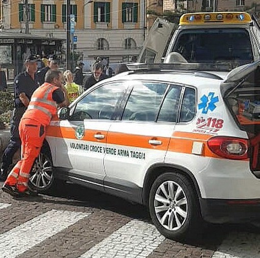 Sanremo: si sente male in piazza Colombo e cade ferendosi al volto, soccorsa da Polizia Locale e 118 (Foto)