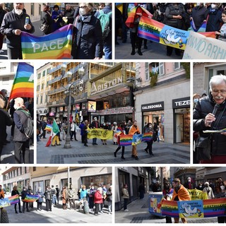 'Contro la guerra per la Pace': manifestazione nel centro di Sanremo per dire no al conflitto in Ucraina (Foto e Video)