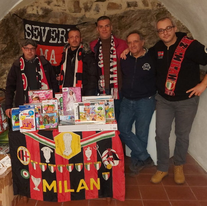 Befana 2023: giocattoli per l'associazione volontari oggi dal Milan Club Perinaldo 'Franco Baresi' (Foto)