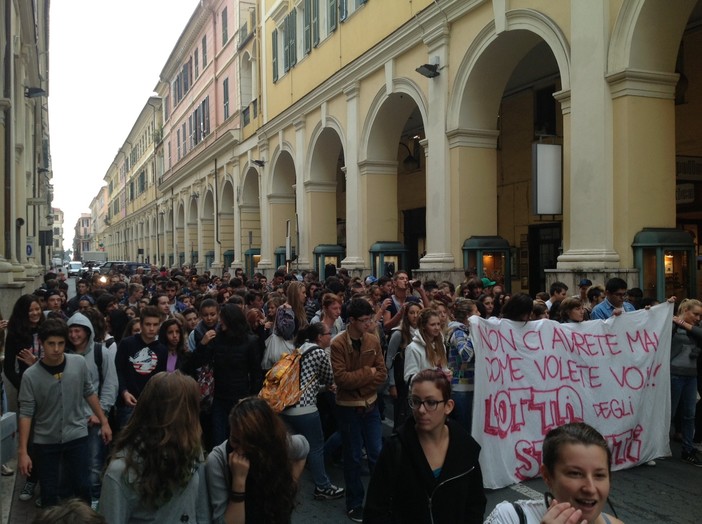 Imperia: Studenti e Prof. in piazza per dire No ai tagli annunciati dal Governo Monti