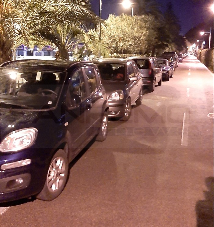 Sanremo: notte di Capodanno da 'parcheggio selvaggio' ma con posti liberi nei silos, è c'è chi ha 'scelto' la ciclabile (Foto)