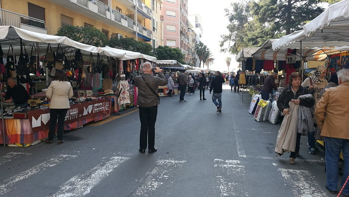 Ventimiglia: la polizia locale sequestra merce contraffatta a tre ambulanti al mercato del venerdì