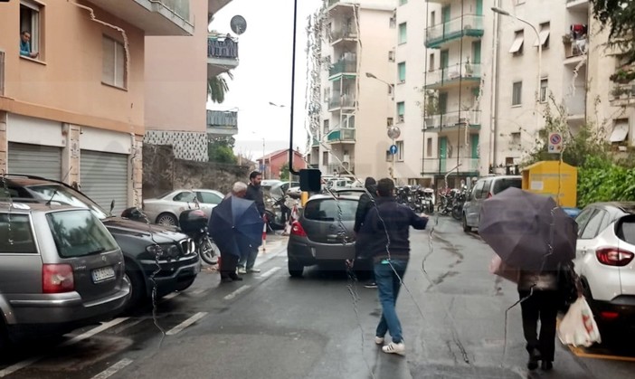 Sanremo: auto parcheggiata in via Galileo Galilei blocca il passaggio al bus, strada bloccata (Foto)