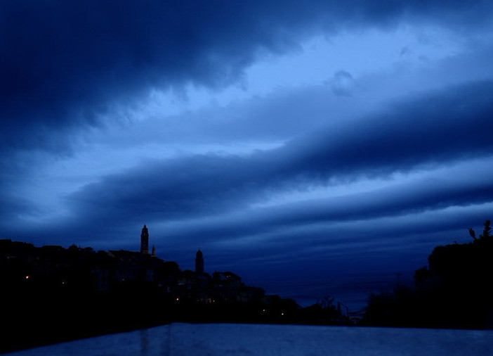 Cervo: lo spettacolo timelaps del 'Morning Glory', la nuvole transitate oggi nel cielo, catturato da Marcello Nan