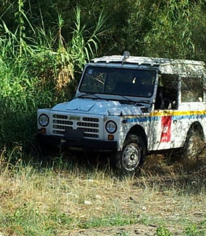 Auto abbandonate sul greto dei fiume Roya: c'è anche un fuoristrada della Protezione Civile