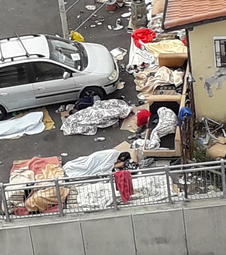 Ventimiglia: migranti accampati nella zona della Caritas, le invettive dei residenti contro chi non vuole il centro